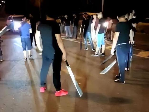 为什么小混混打架就拿刀