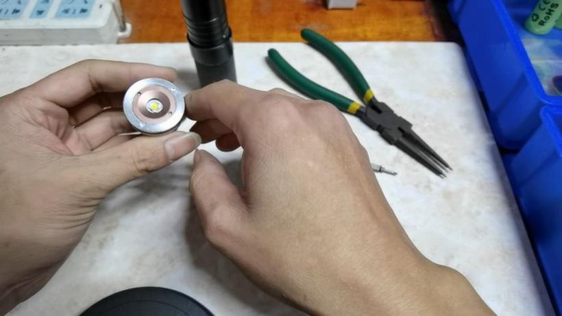 强光手电怎么拆开视频