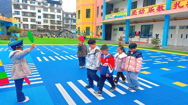 小孩过马路游戏