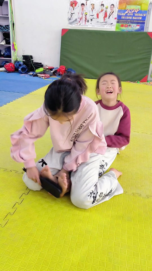 挠小孩子脚心痒痒游戏截图