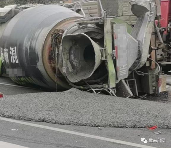 电动车女子被水泥罐车