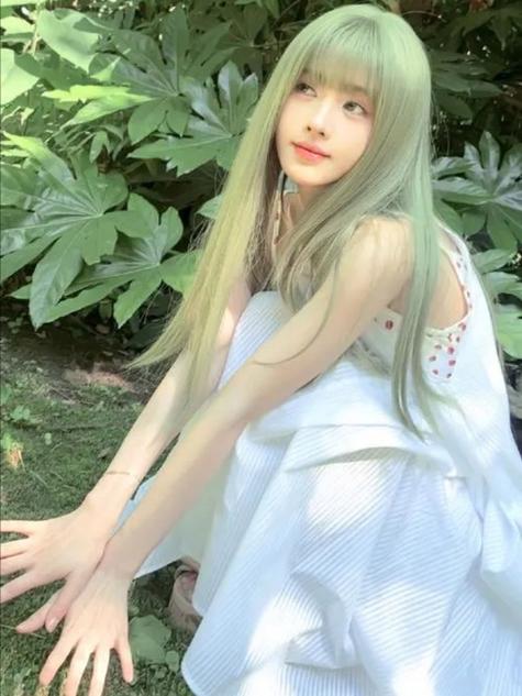 暗恋着一个在她眼中犹如天使一样的人