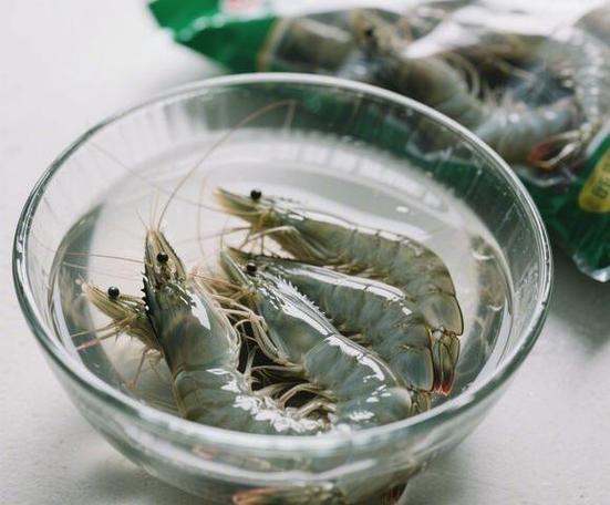 活虾买回家要泡水吗