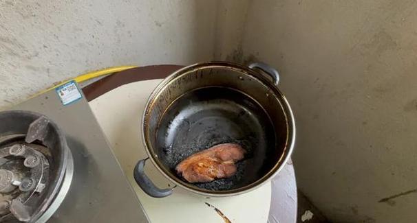 家里突然闻到一股烧焦味