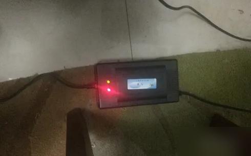 充电器充电红灯一闪一闪