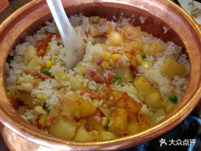 铜锅洋芋焖饭