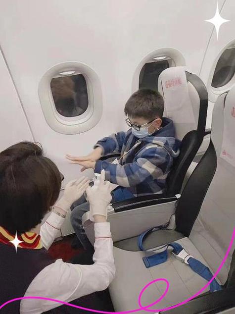 13岁孩子一个人坐飞机怎么办