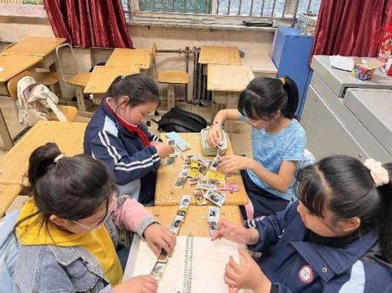 三年级扑克牌过山车怎么做