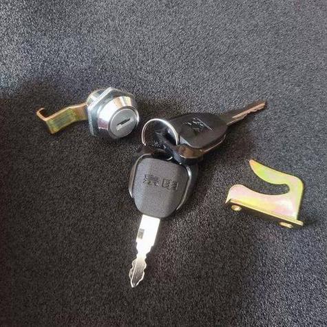 电动车钥匙锁在座位下怎么办