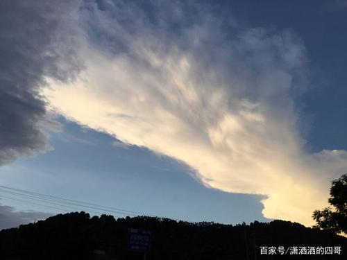 天上有蓝光怎么回事