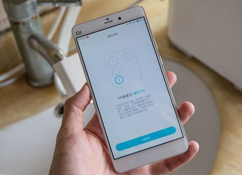 小米4充电红灯闪烁不开机