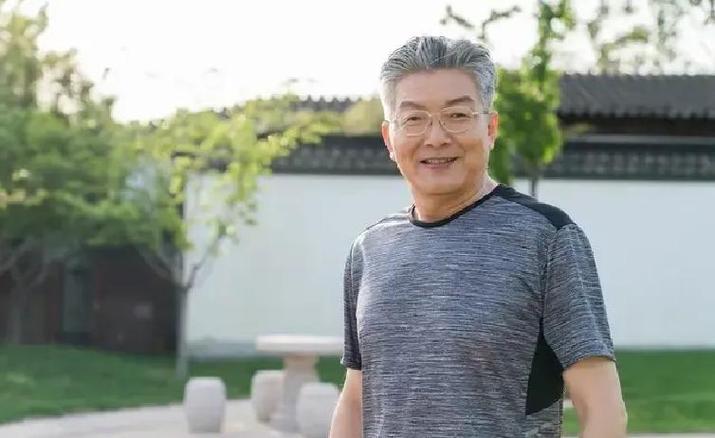 65岁男人一月正常的生活图标