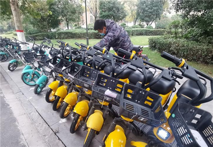 共享电动车停在服务区外怎么办