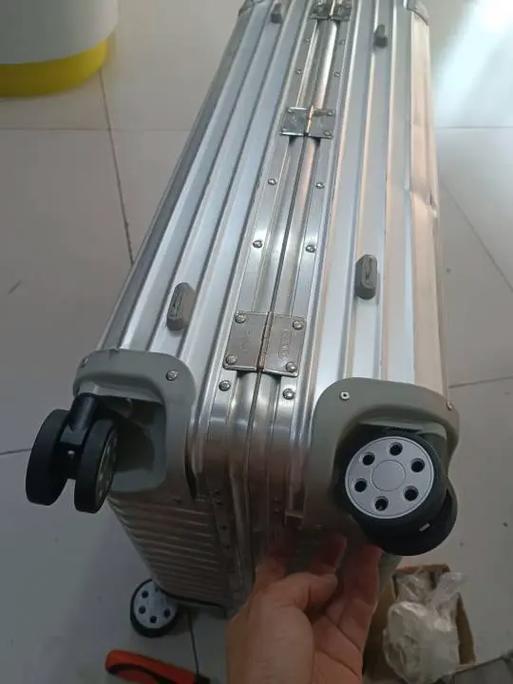 行李箱连接处坏了怎么修