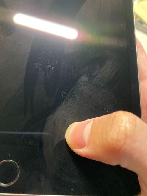 ipad屏幕里面有灰尘