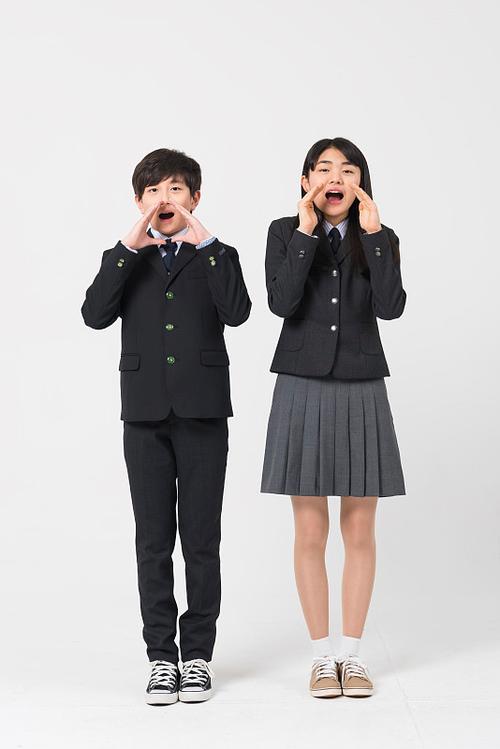 女生让男孩穿女生的夏季校服