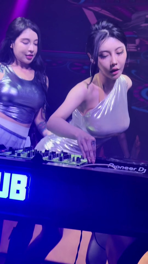 美女打碟DJ舞曲视频播放图标