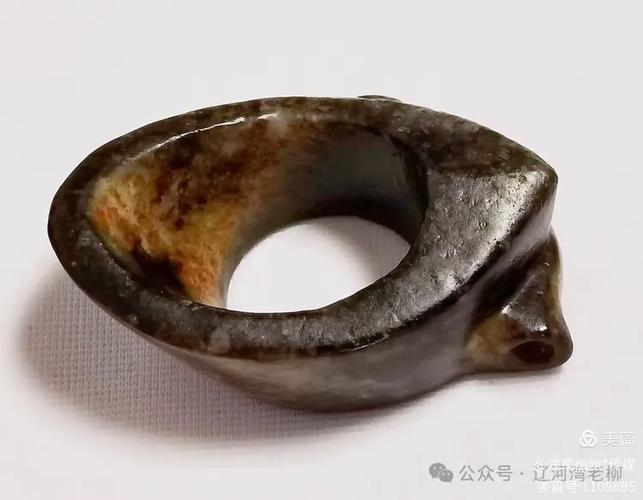 玉韘的戴法示意图