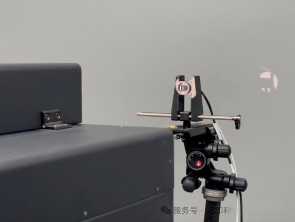 单反镜头内部有一粒灰