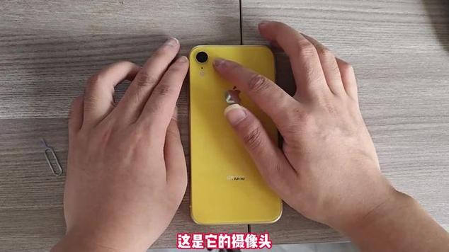 手机摄像头后面有个小孔是什么
