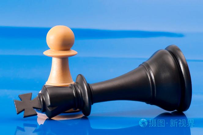 收集蓝色棋子
