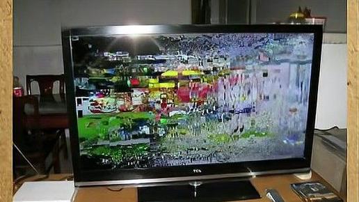 电视突然像爆炸一声就黑屏了