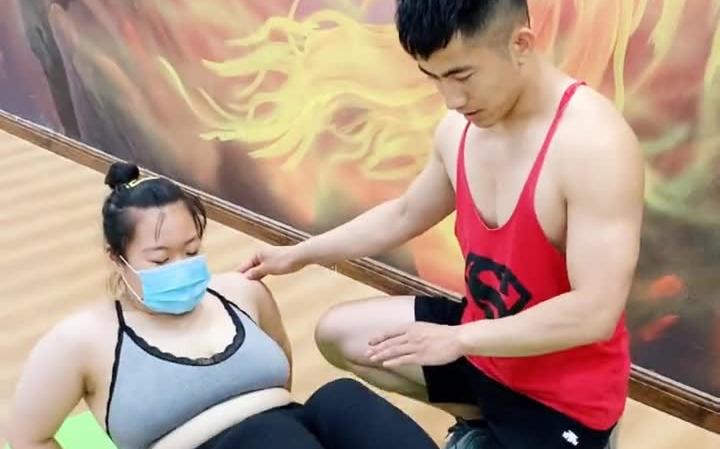 自己如何虐肚子视频