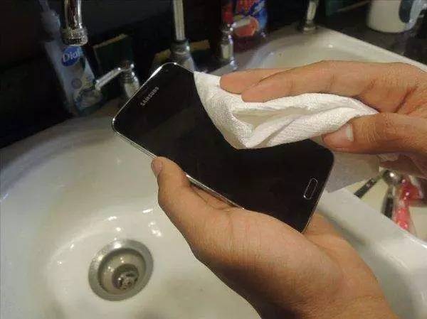 手机掉水里能用吹风机吹吗