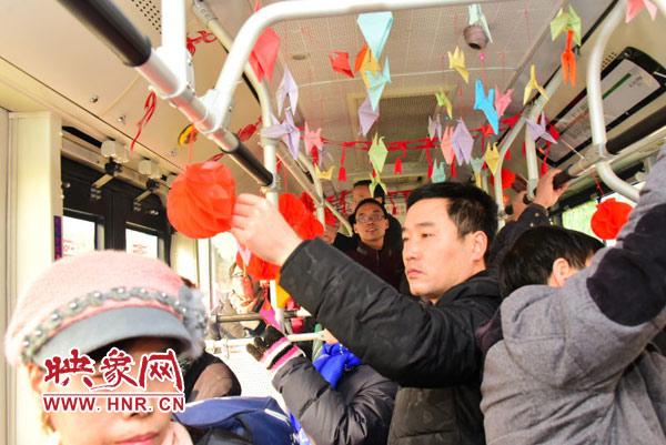 谜底是公交车的谜语图标