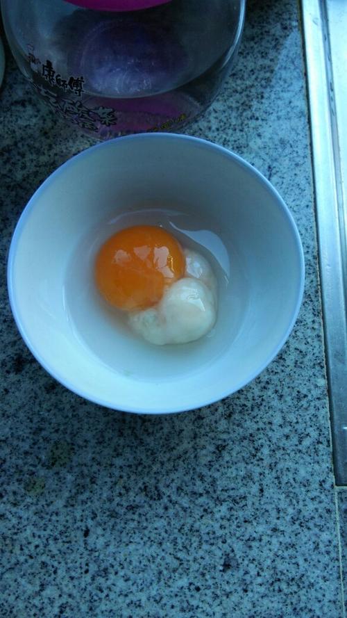 鸡蛋里面有一大坨白色
