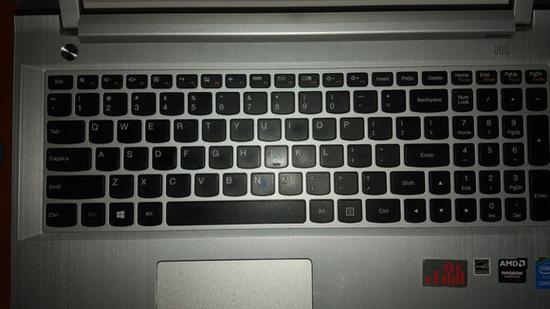 联想小新14笔记本的键盘被抠掉了