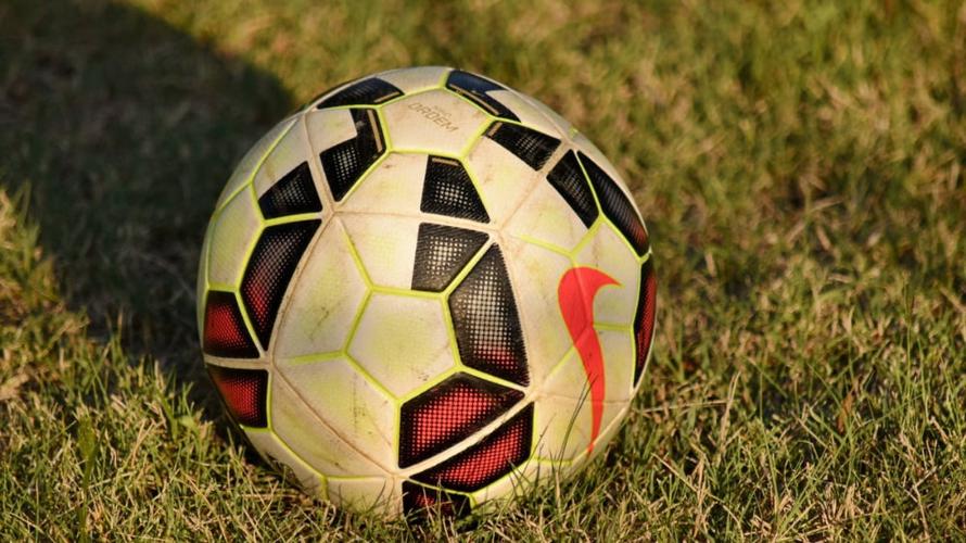 Soccer和football