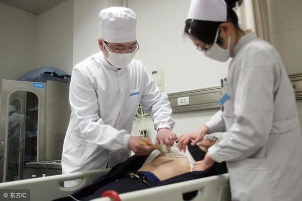 泌尿科女医生特殊治疗