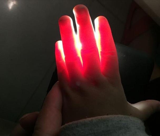 手机闪光灯拍出来的照片红色
