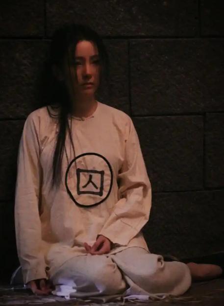 女犯戴木制刑具游街,一场权力的公开