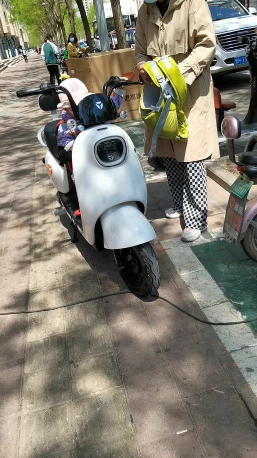 雅迪冠能一键启动用法