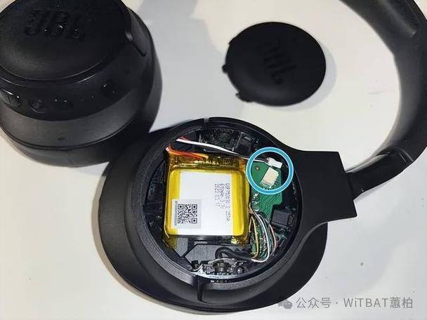 蓝牙耳机充电仓闪红灯怎么修复