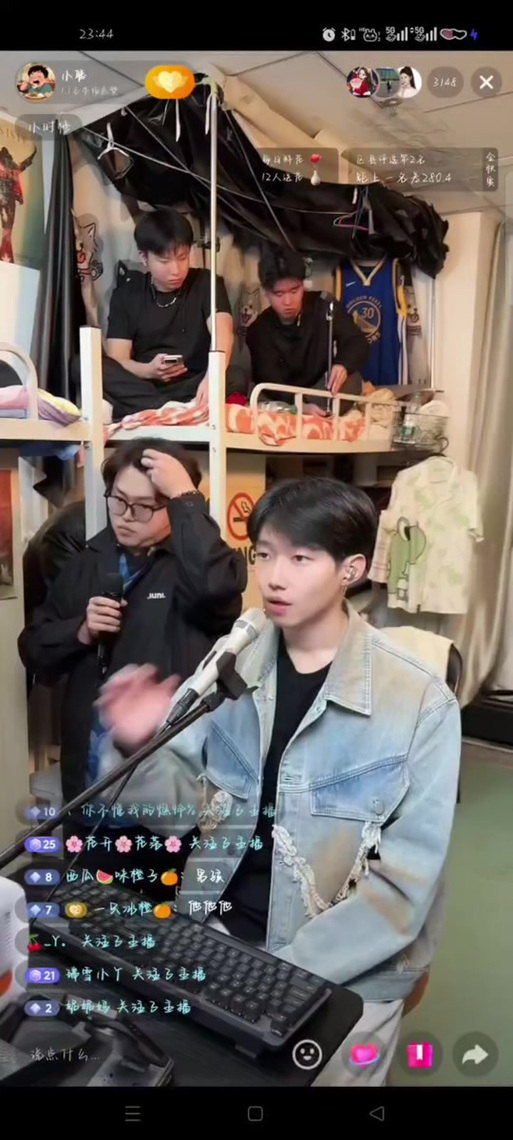 抖音网红小鹿的男朋友的照片