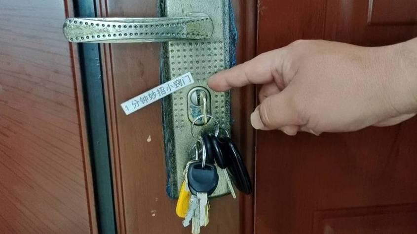 门里面插着钥匙门外能用钥匙打开吗