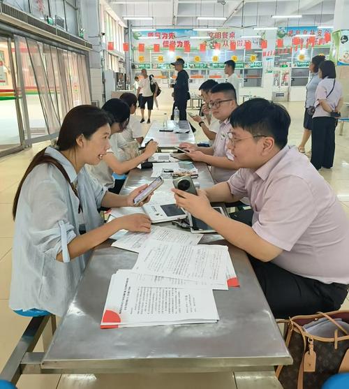 农行支行深入学校宣传智慧食堂