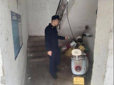 电动车停放太挤碰倒了,对方报警怎么