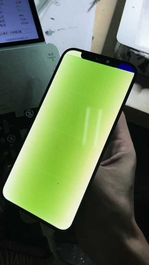 手机屏幕全绿色还闪