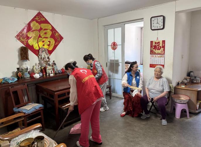 帮老奶奶打扫房间