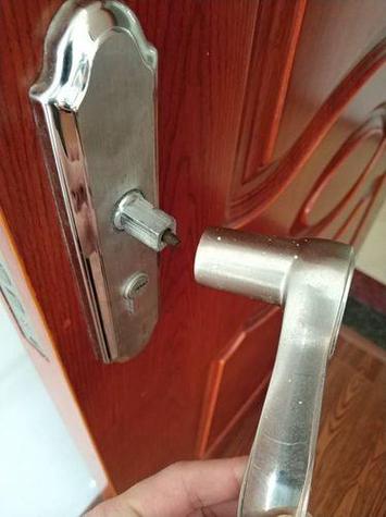 门锁钥匙空转打滑怎么打开截图