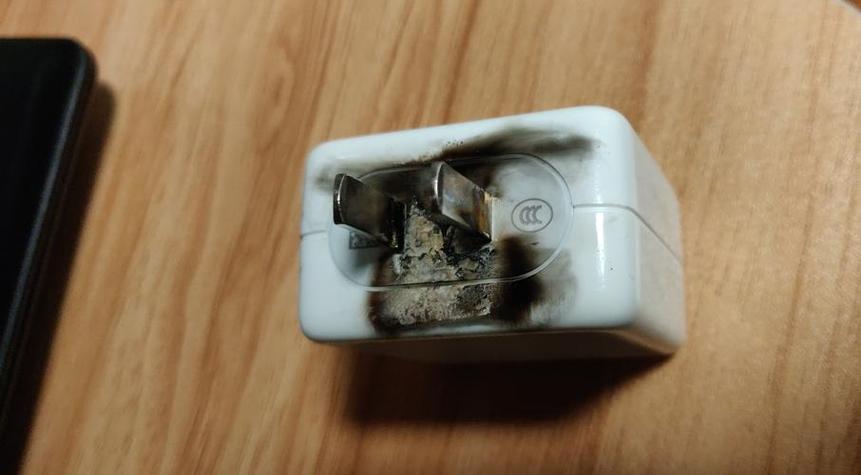 手机充电把充电器接口烧焦了