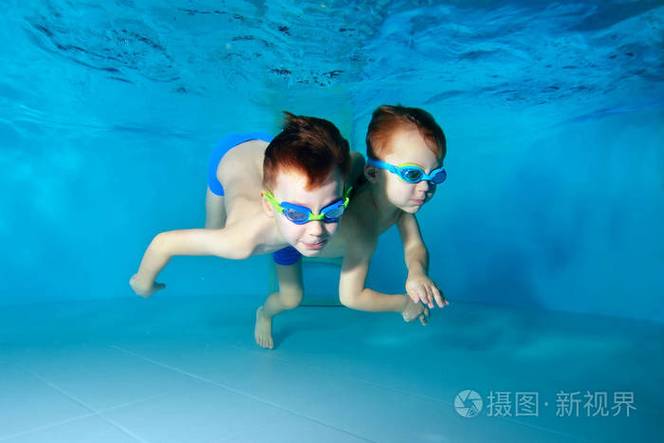 两兄弟做游泳池