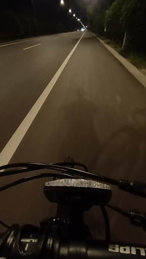 夜骑自行车的图片