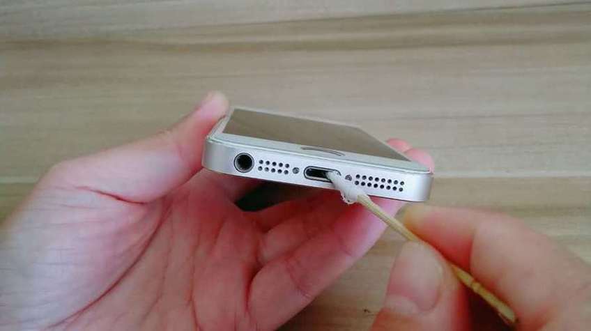 苹果手机充电口能用酒精擦吗