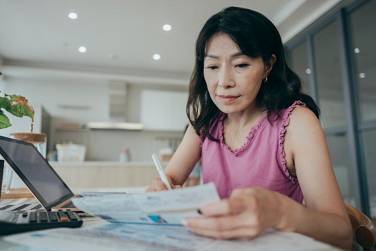 女人晒账单高情商发圈