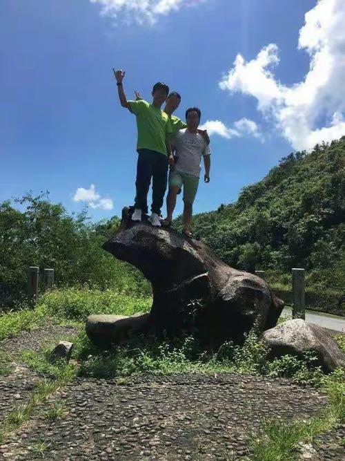 广西逍遥龙哥驱车回老家喝喜酒